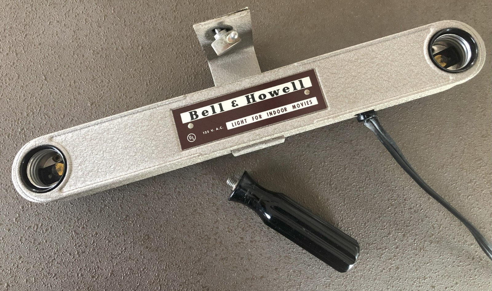 VINTAGE 1960’s BELL & HOWELL INDOOR LIGHT BAR w/ ORIGINAL STORAGE CASE (MINT)