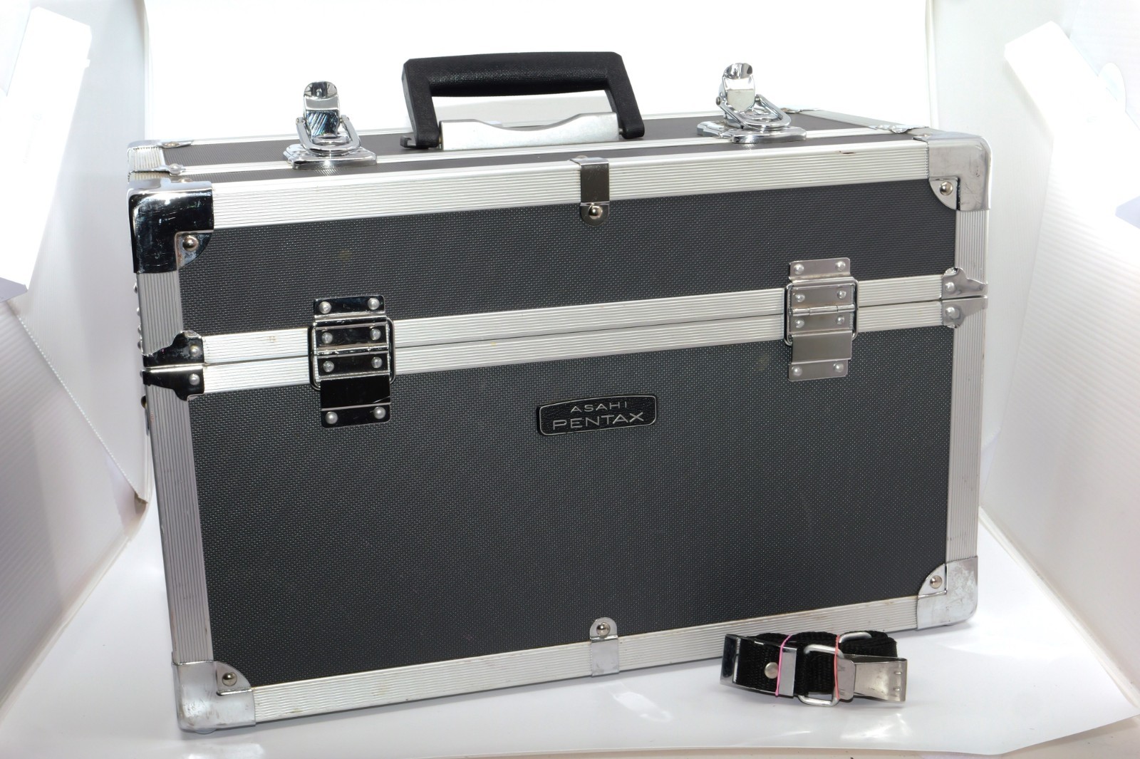 PENTAX 6×7 Original Metal Trunk Hard Case for Pentax 6×7 Cameras. Strap. Keys.
