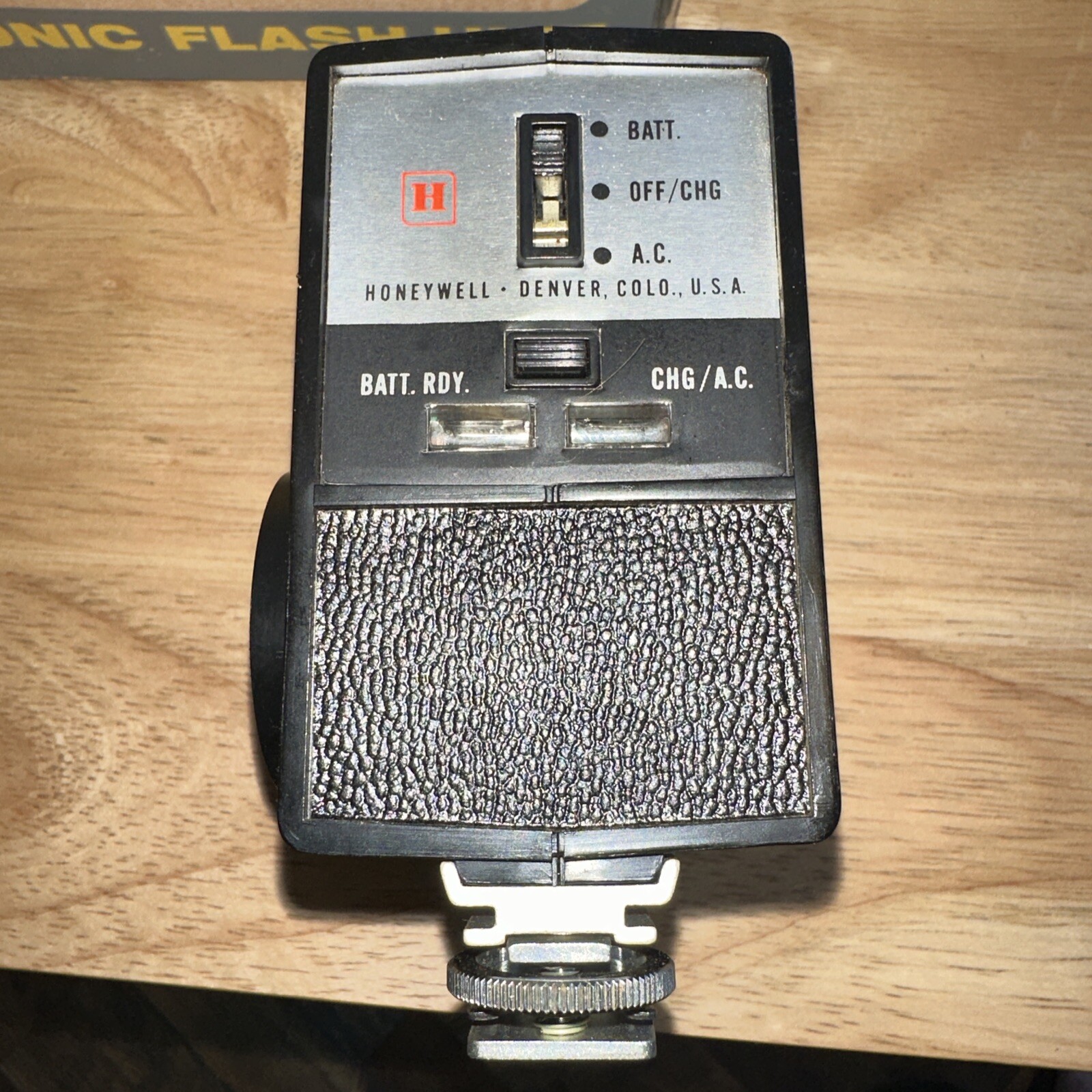Honeywell Strobonar 400 Shoe Mount Flash with Sync Cord – Vintage UNTESTED
