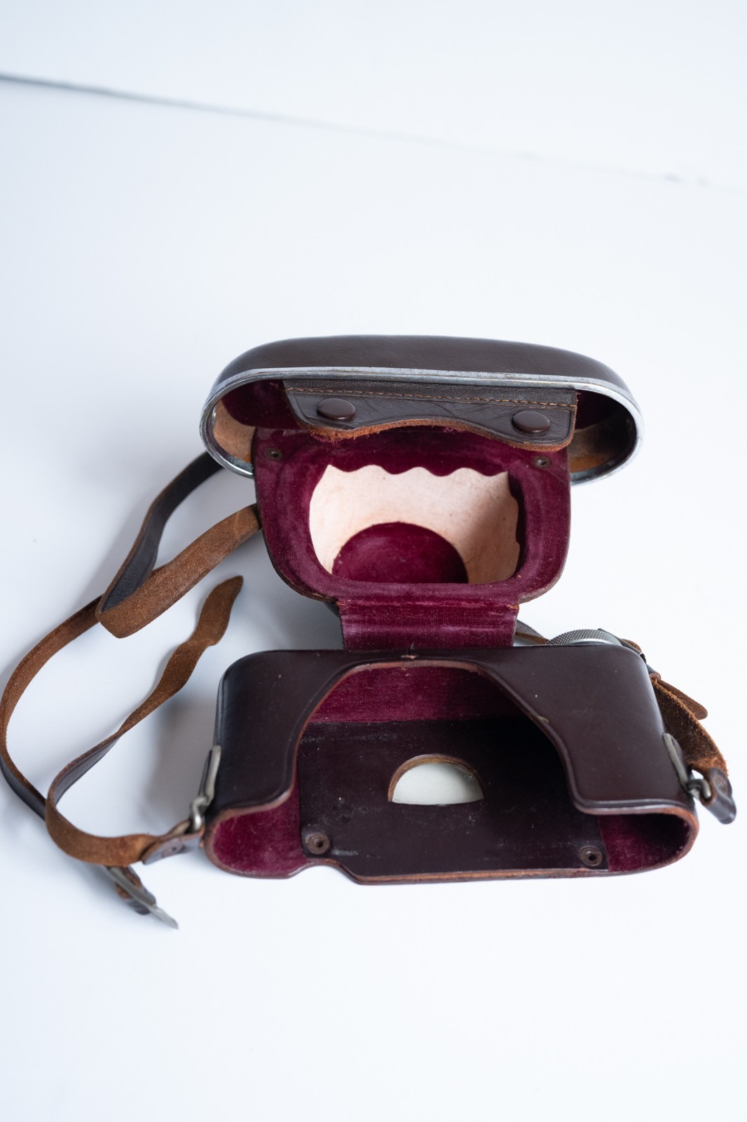 5 Vintage LEICA/Nikon/Tanack Camera Cases in good condition