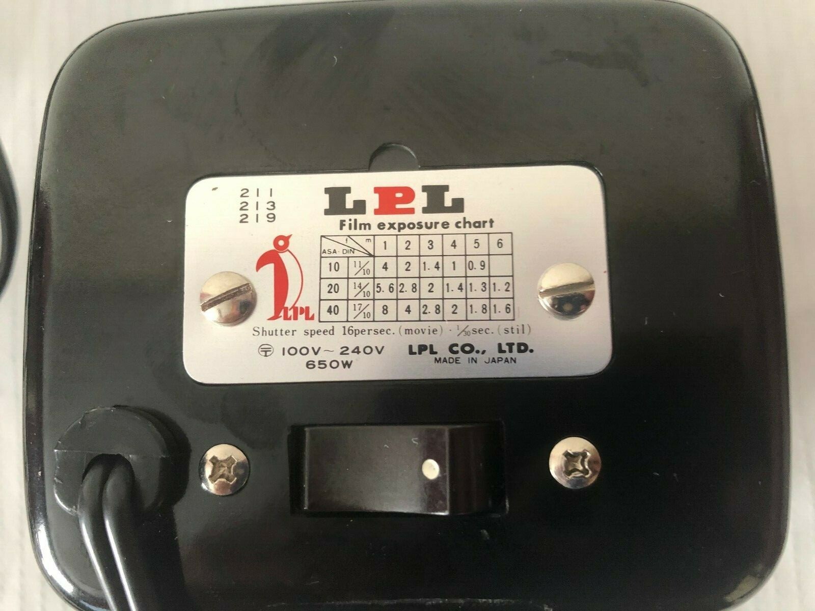 Vintage LPL Co Camera Flash Unit with working bulb cord and braket