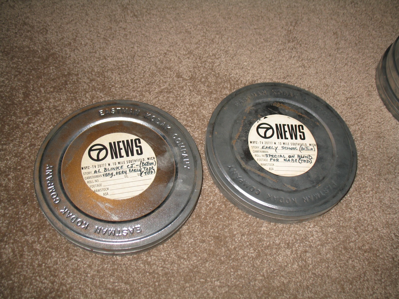 VTG LOT OF 2 EMPTY 7 1/4″ METAL REEL TIN CASE CANNISTERS 4 TRACK EASTMAN KODAK