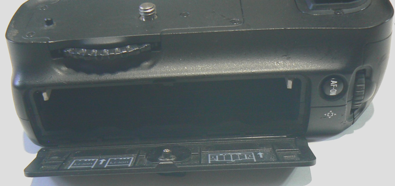 Nikon MB-D200 Multi Power Battery Pack Grip FOR REPAIR DD