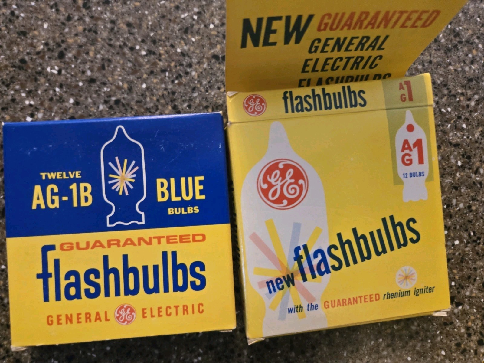 General Electric AG-1B & AG1 Flashbulbs – 12 Blue Bulbs, 7 AG1 Bulbs – Vintage