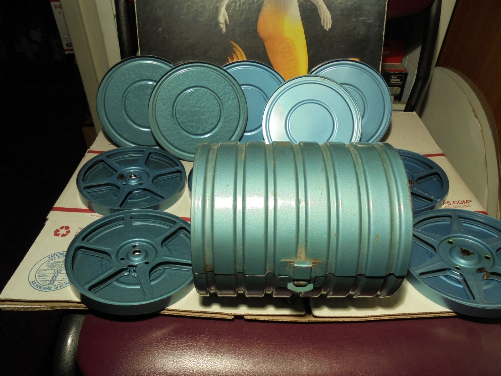 8 MM COMPCO 5-TIN CANISTERS 5-REELS 1-LG RETRO TOTE CARRIER