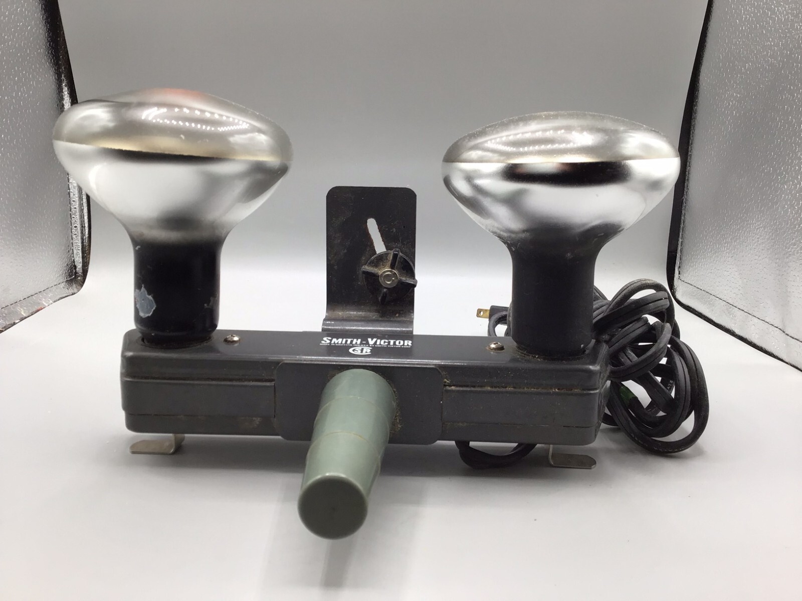 Vintage Smith Victor (Ind. USA) movie light box L20 with bulbs – works well