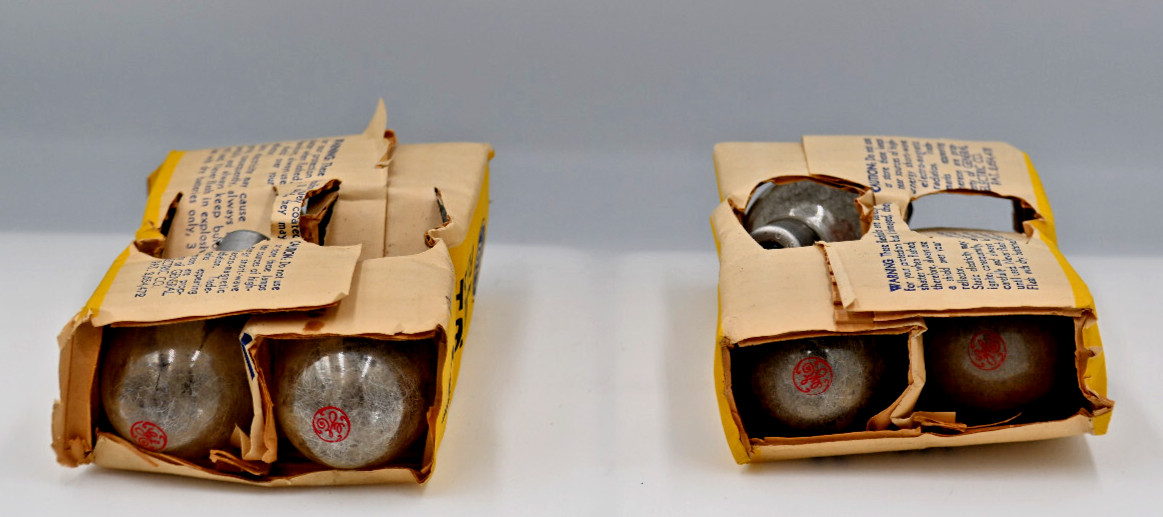 Vintage Kodak B-C Flasholder With Flash Bulbs in the Original Box