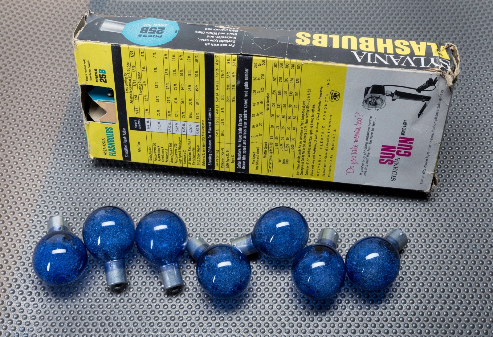 VINTAGE Sylvania Blue Dot Flashbulbs M2B, 18 Flash Bulbs w/ 1 box
