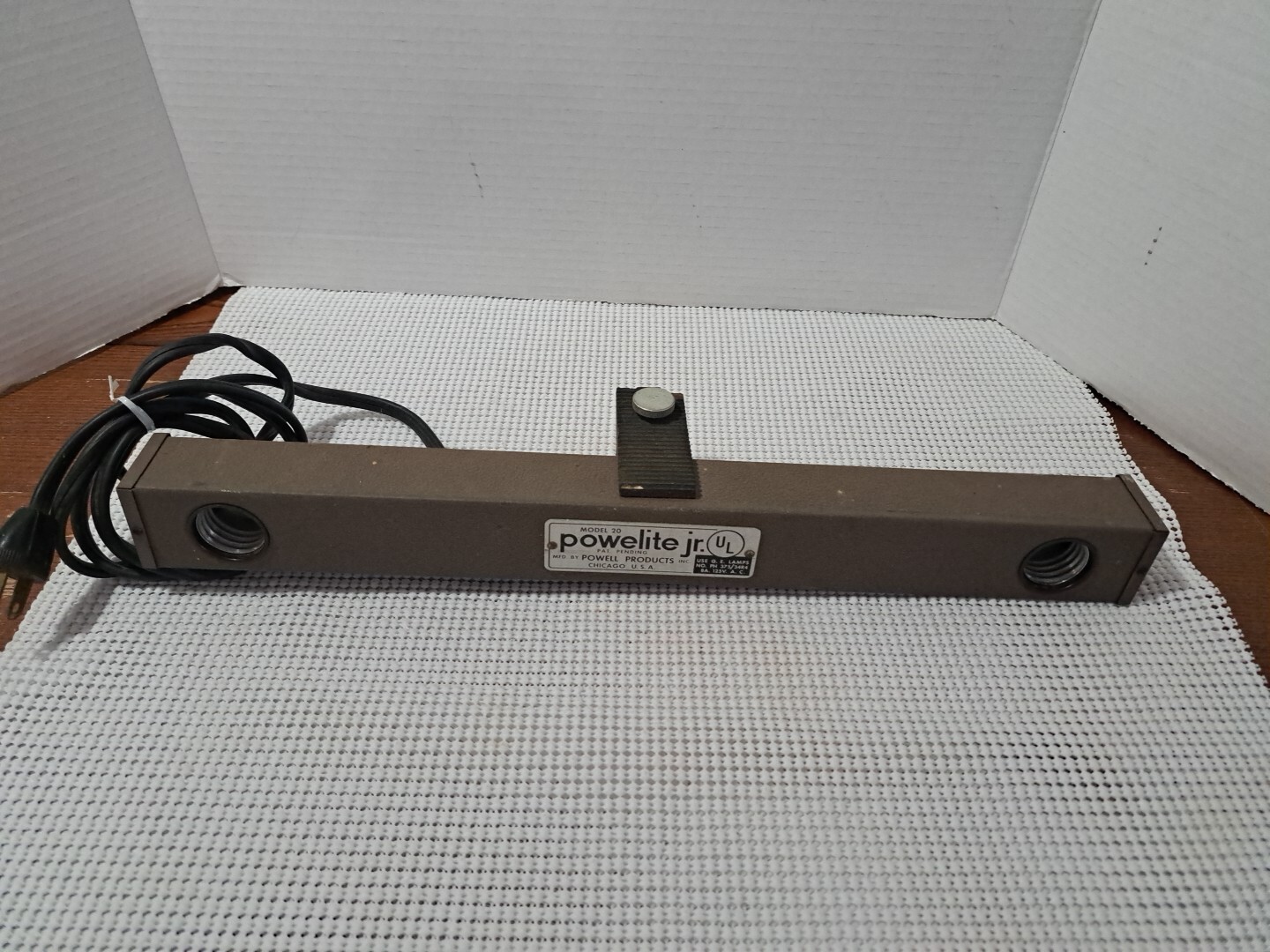 Vintage Powell Products Powerlite Jr. Model 20 Tripod Mountable Light Bar