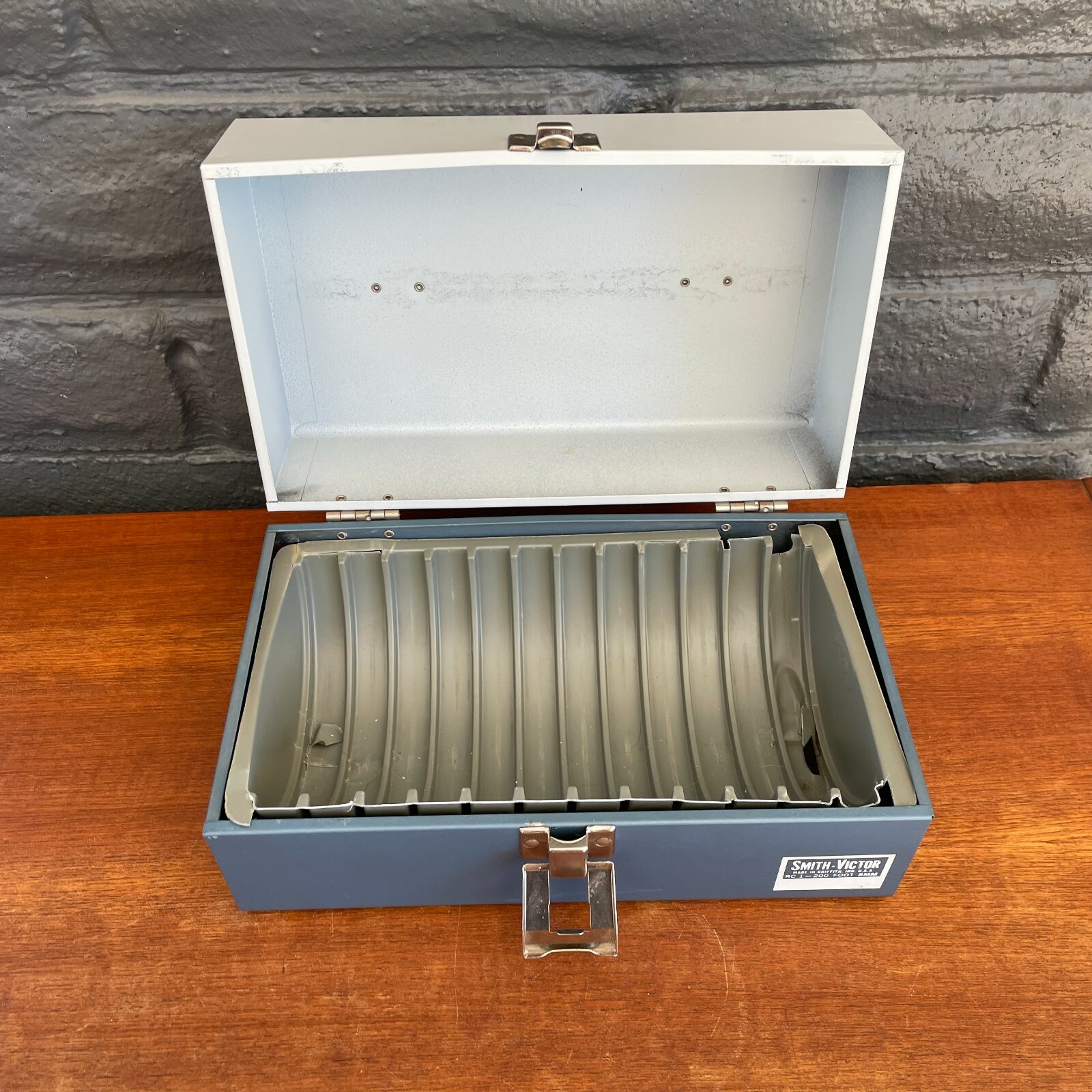 Smith-Victor 8mm Film Reel Carrying Case Holds 12 Five Inch Reels
