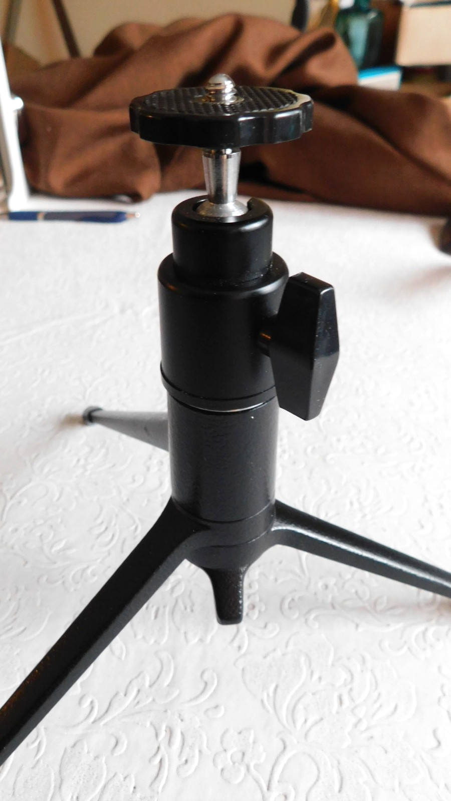 VINTAGE LEITZ WETZLAR GERMANY TABLE TOP CAMERA TRIPOD – VERY NICE!