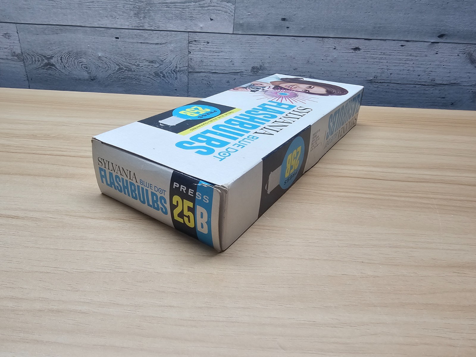VINTAGE SYLVANIA BLUE DOT FLASHBULBS – PRESS 25B – ORIGINAL PACKAGING