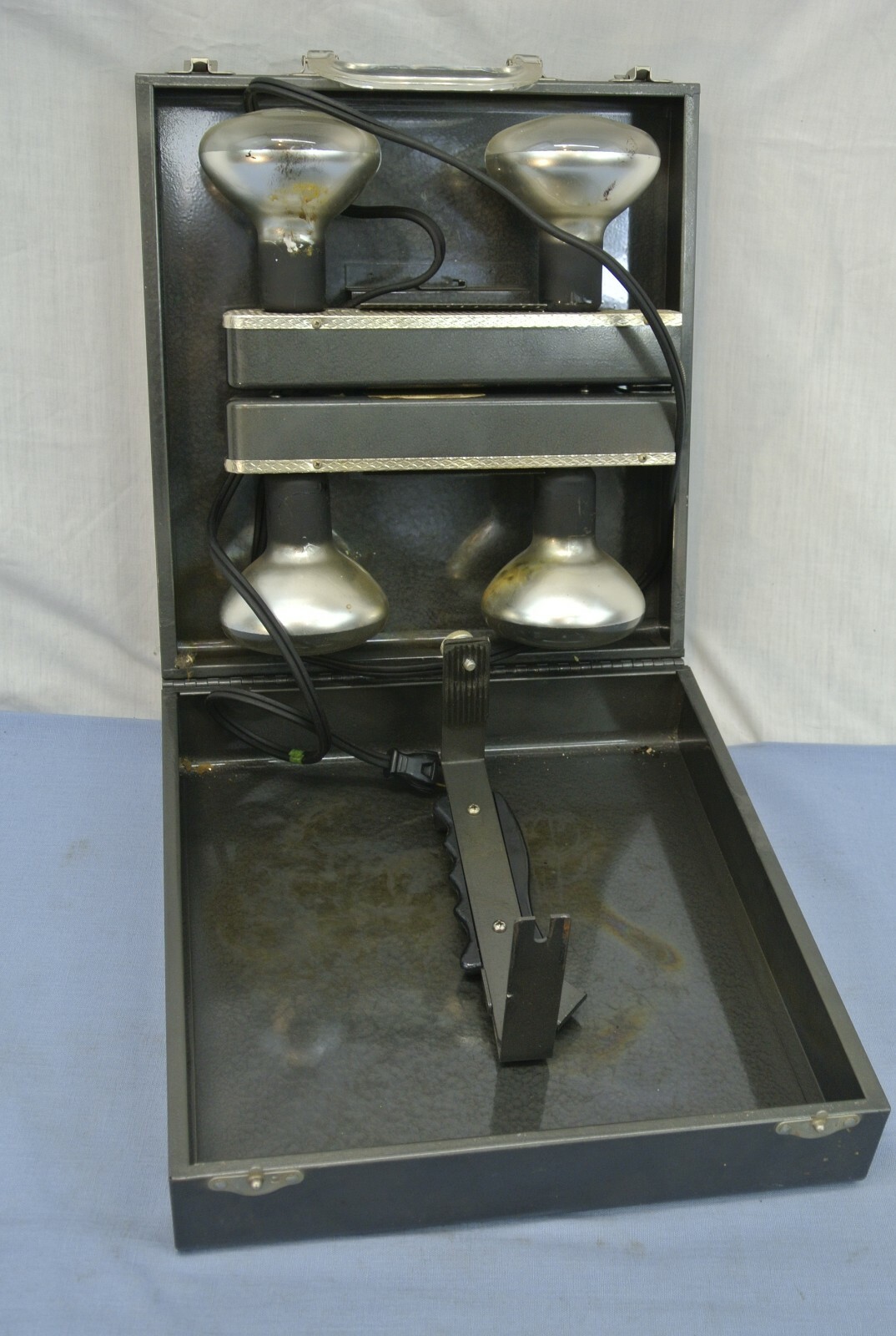 VINTAGE 4 BULB PHOTO LIGHT W/ METAL CASE FOLD-ABLE BAR Kodachrome type A