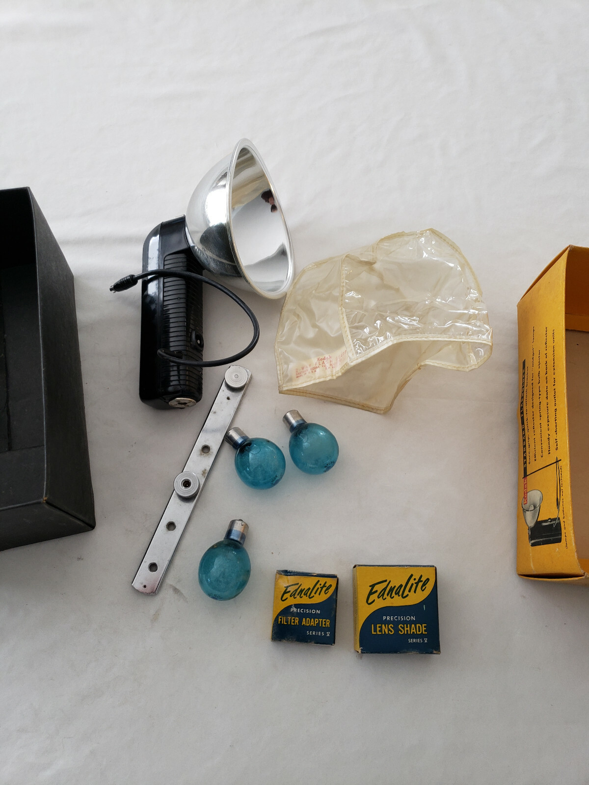 Vtg KODAK STANDARD FLASHOLDERBOX 3 flash bulbs & ednalite lens shade, filter ad