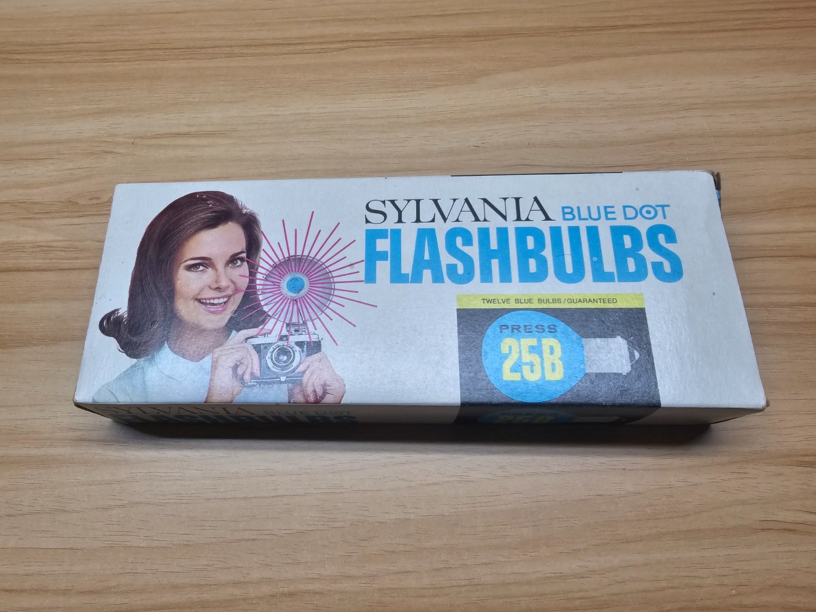 VINTAGE SYLVANIA BLUE DOT FLASHBULBS – PRESS 25B – ORIGINAL PACKAGING