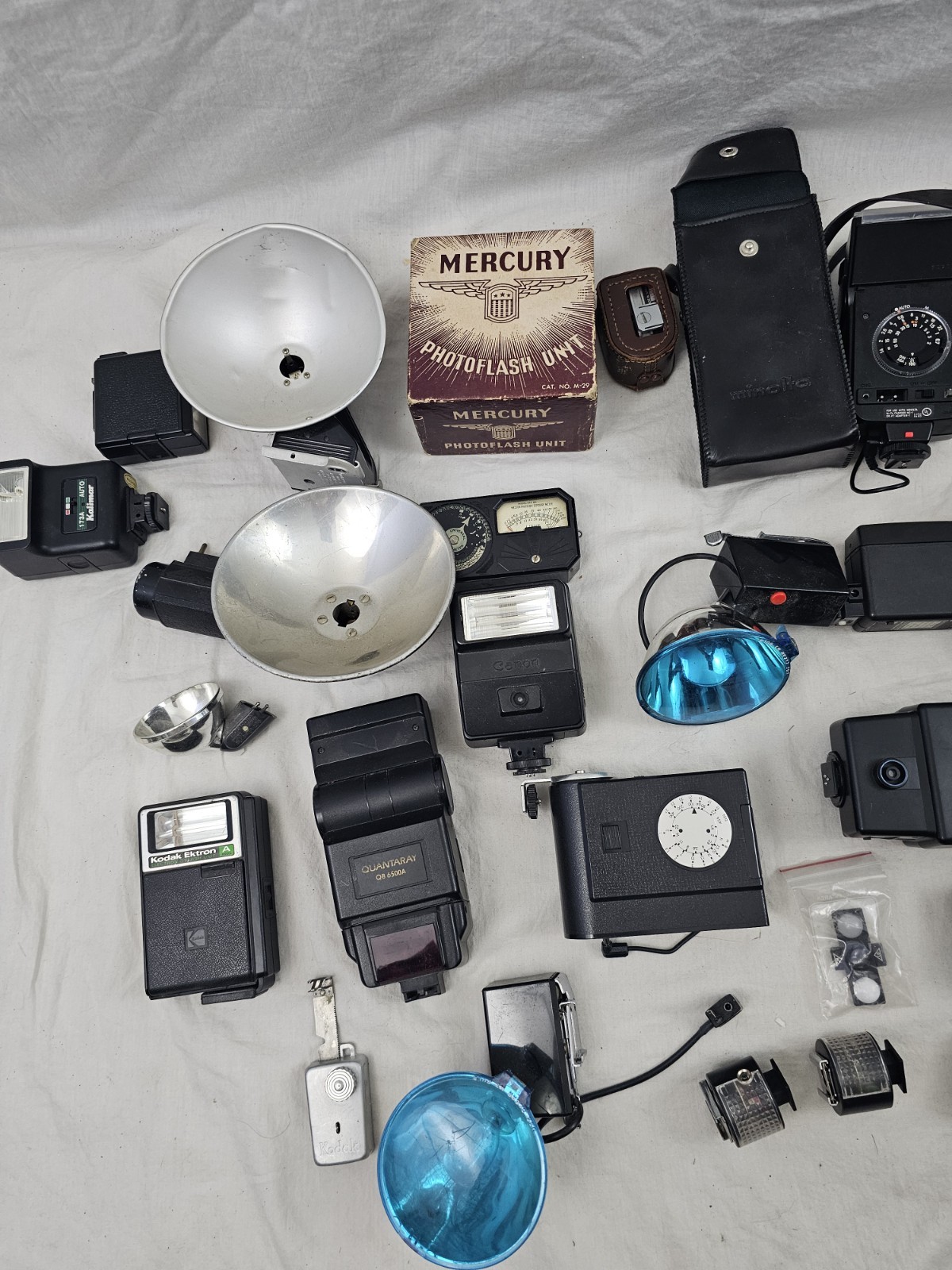 BIG LOT OF VINTAGE CAMERA FLASHES MANY DIFFERENT MODELS AND BRANDS