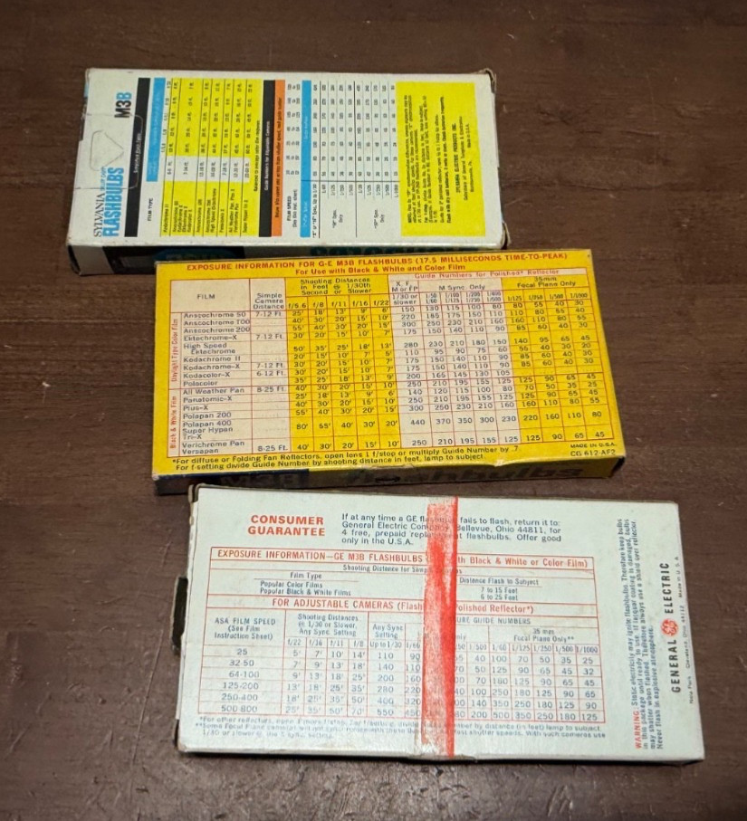 Vintage Lot of GE and Sylvania Camera Flash Bulbs M3B Blue (29 bulbs)
