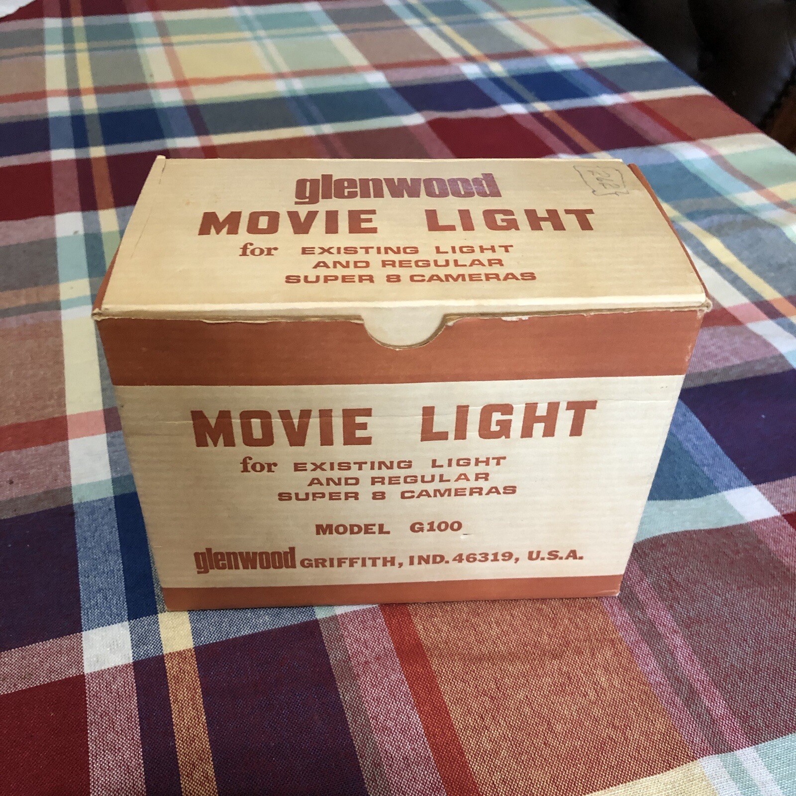 VINTAGE GLENWOOD MOVIE LIGHT FOR SUPER 8 CAMERAS WITH BOX & BRACKET. G100