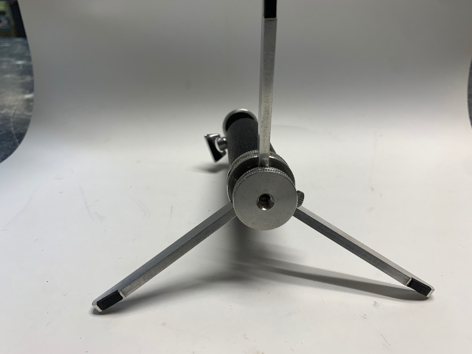 OHNAR MINIPOD 839976 ROTATING HEAD 5 1/2″ HAND HELD TRIPOD GRIP HANDLE TABLE TOP