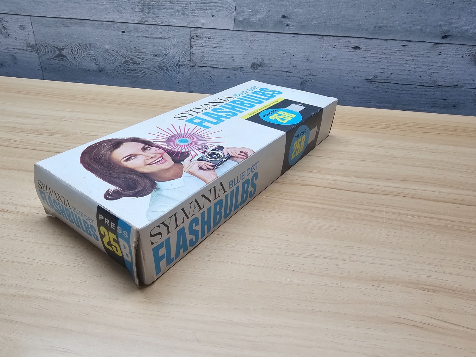 VINTAGE SYLVANIA BLUE DOT FLASHBULBS – PRESS 25B – ORIGINAL PACKAGING