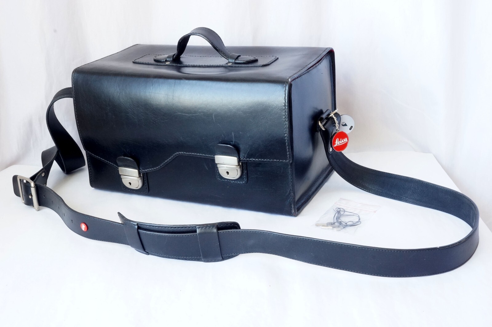 VINTAGE BLACK LEATHER LARGE CAMERA BAG WITH KEYS for Leica Cameras Made in Italy
