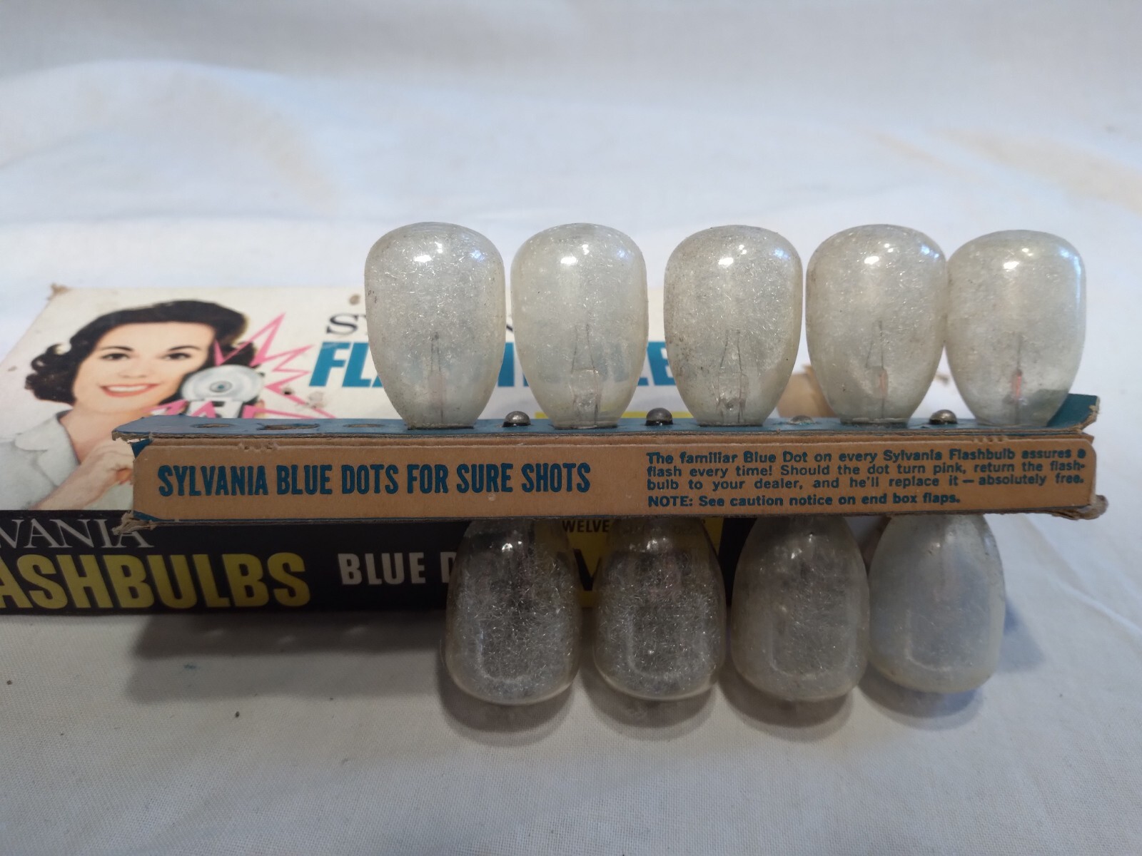 Sylvania Flashbulbs Blue Dot M2 – Incomplete / Sylvania Blue Dot Flash Cubes