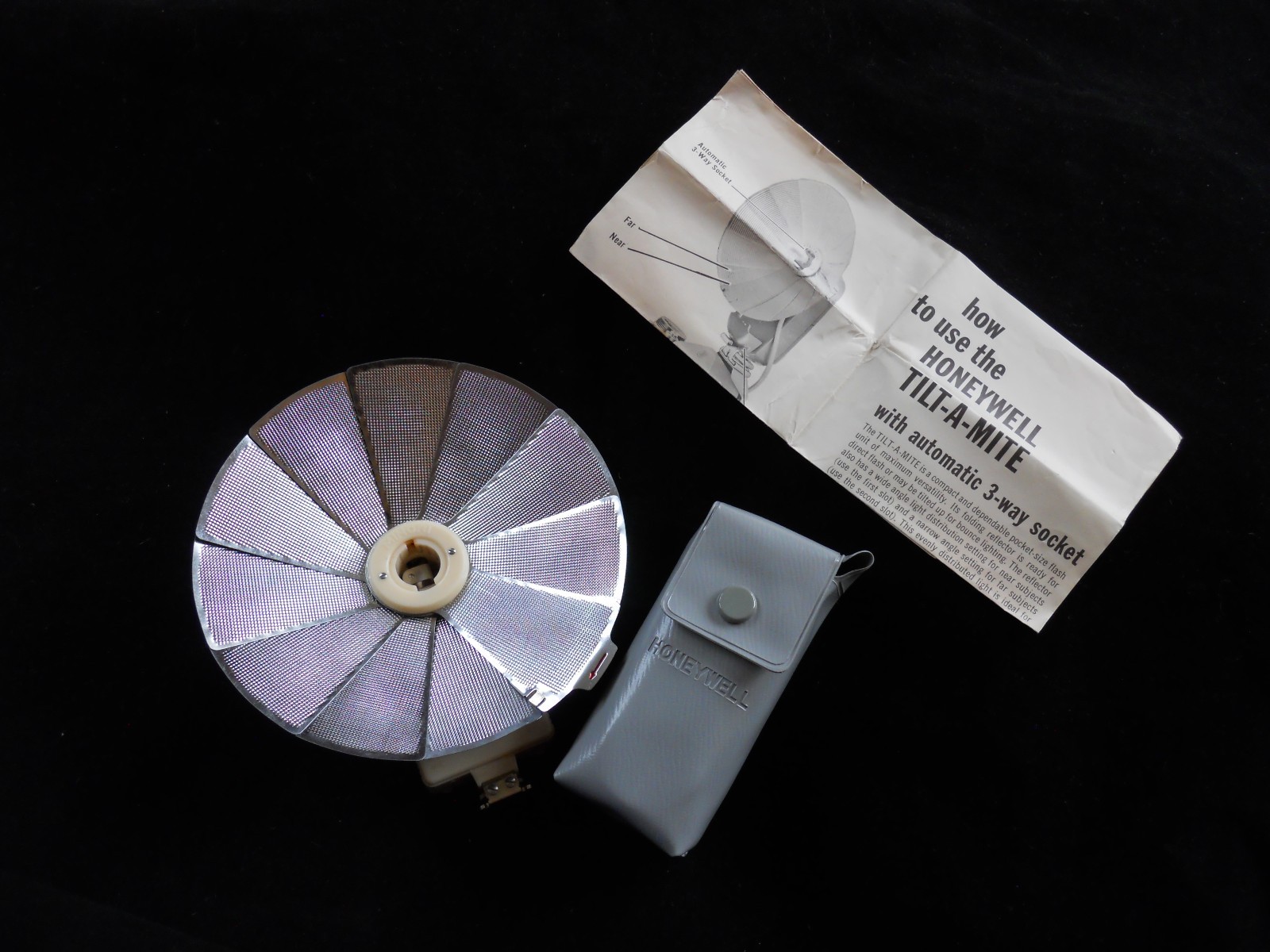 Vintage HONEYWELL TILT-A-MITE Folding FLASH Made in JAPAN Directions & Case