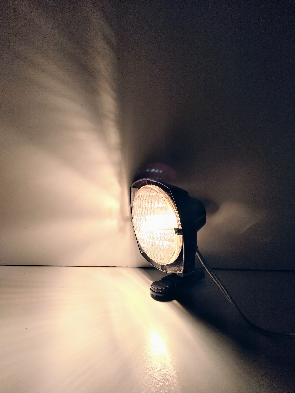 Mobilite Portable Sunshine 650 Watt Sealed Vintage Beam Lamp Light