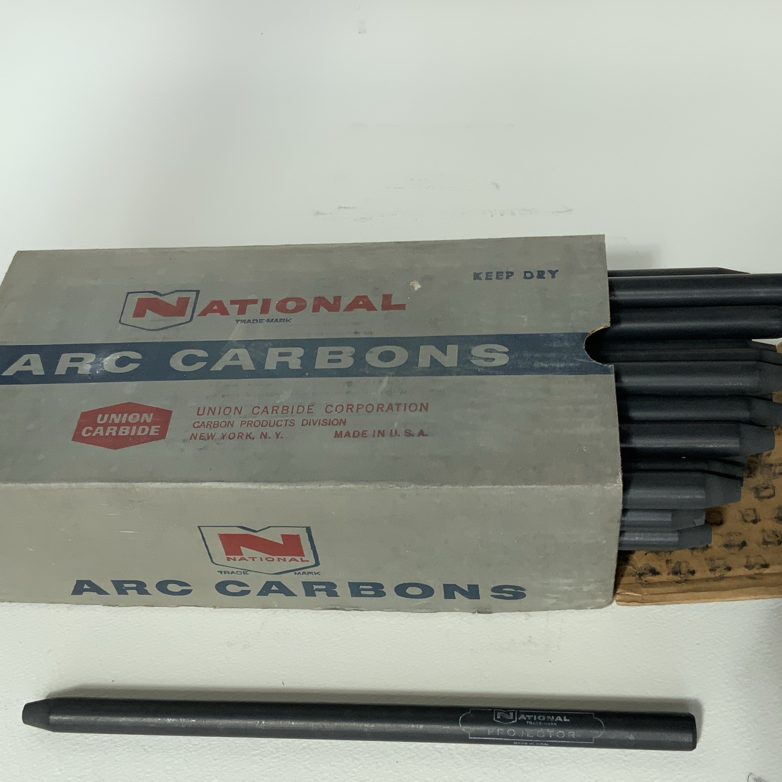 National CARBON ARC RODS – 1 BOX of 50 5/8“ x 12″ Projector Core NEGATIVE