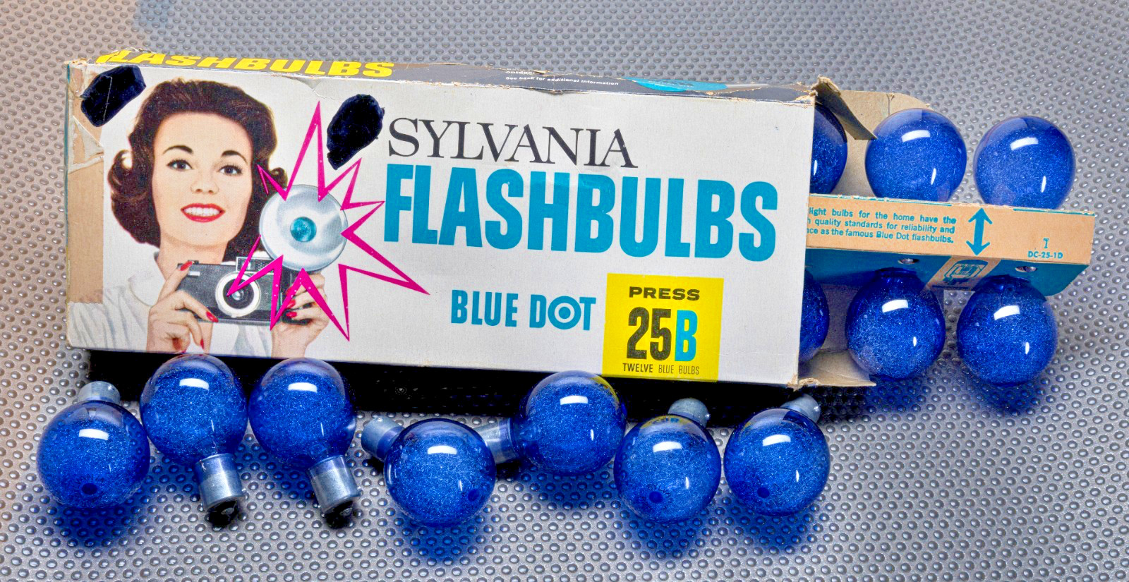 VINTAGE Sylvania Blue Dot Flashbulbs M2B, 18 Flash Bulbs w/ 1 box