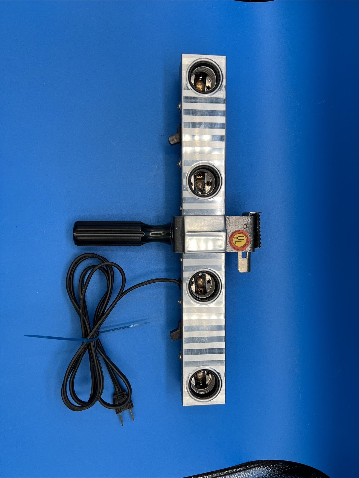 Remark Industries, Inc. CHICAGO 4 SOCKET PHOTO LIGHT BAR-WITH HANDLE