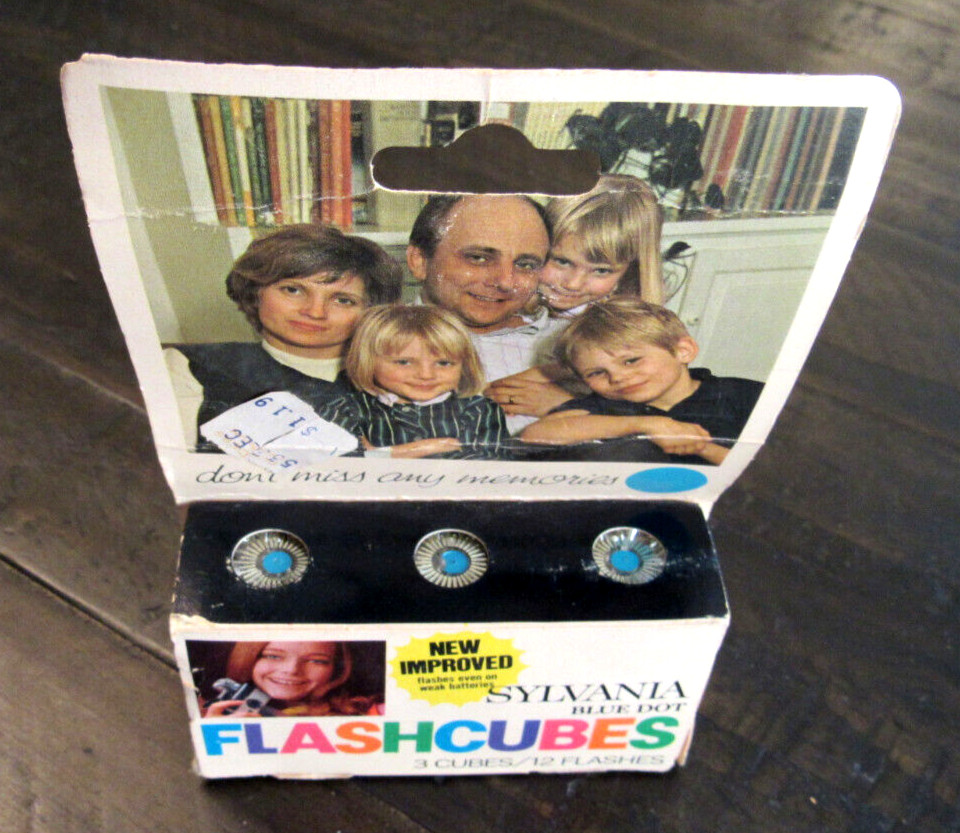Vintage Pack of Sylvania Blue Dot FLASH CUBES Pack of 3 Cubes – 12 Flashes – NOS