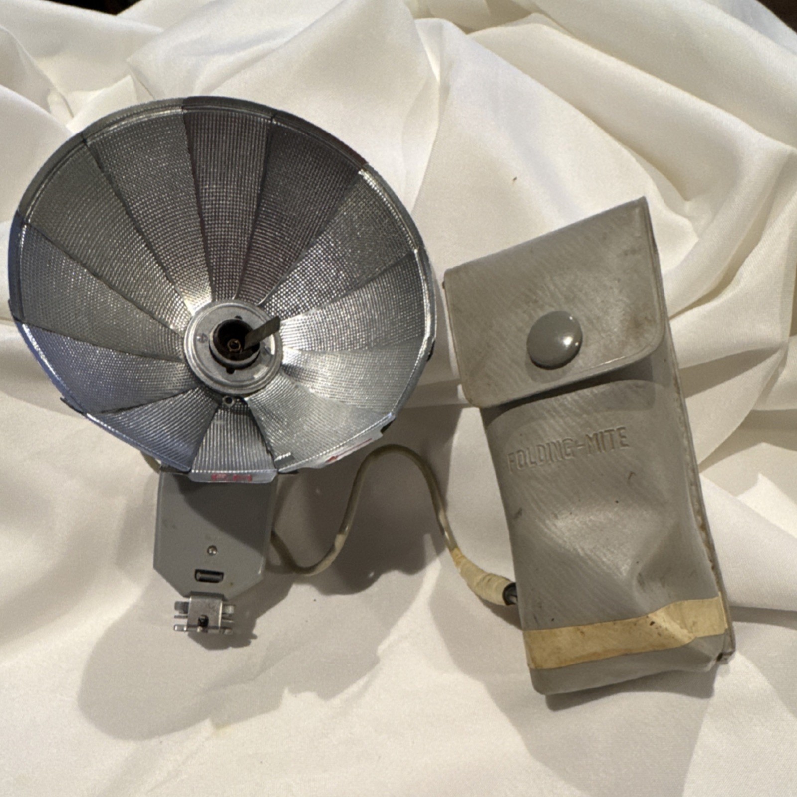 Folding-Mite Vintage Flash with Case for Vintage Cameras Type: Flash(es)