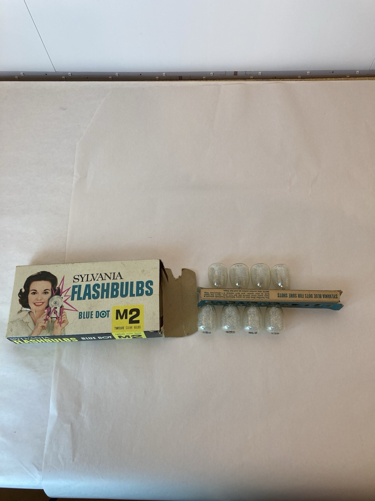 Vintage Sylvania Flashbulbs Blue Dot M2 Open only 8 Bulbs See description