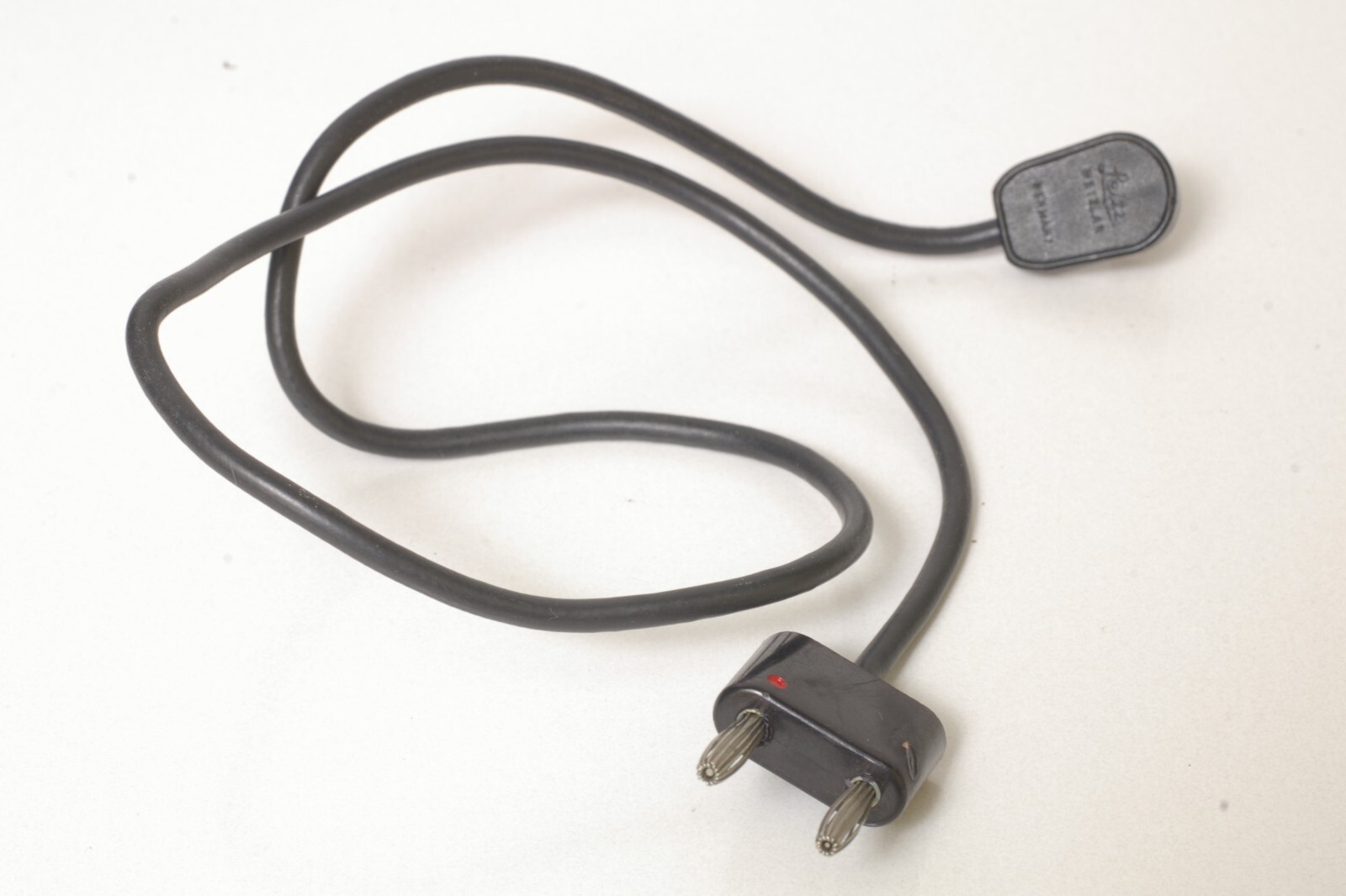 F92081~ Leitz Leica PC Male to Bi-Post Plug Synch Cord – 20 Inch – Black Tip