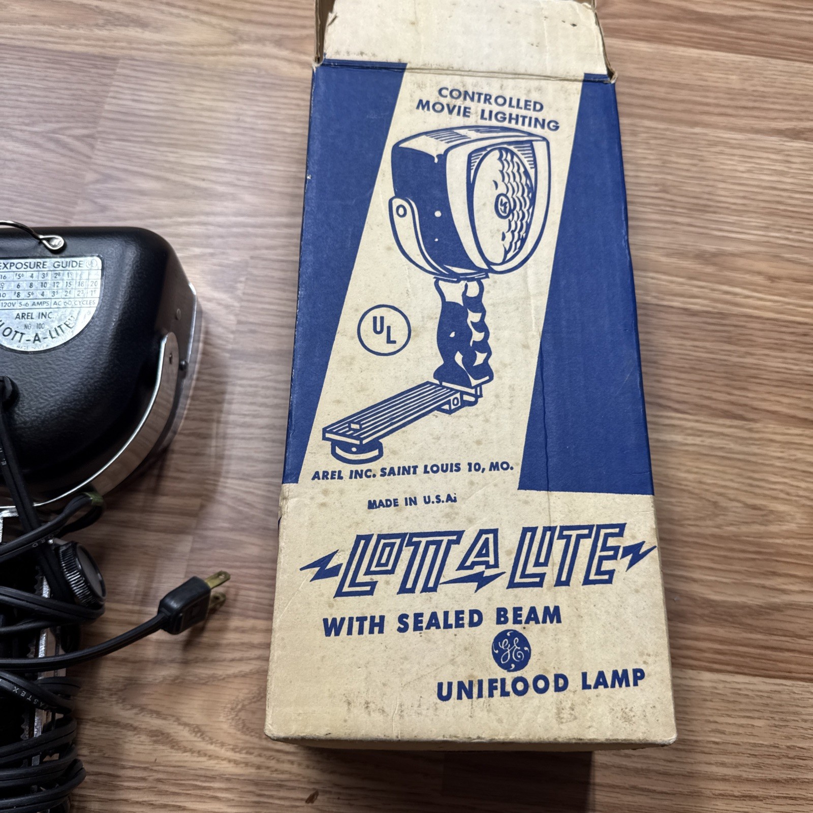Vintage Arel Lott A Lite Home Movie Lighting Sealed Beam GE Uniflood Lamp Works