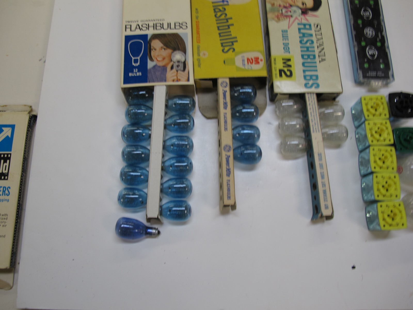 5 M2 clear, 4 blue M2, 13 M3b Flash bulbs, 7 flash cubes, 1 flip bar and 2 large
