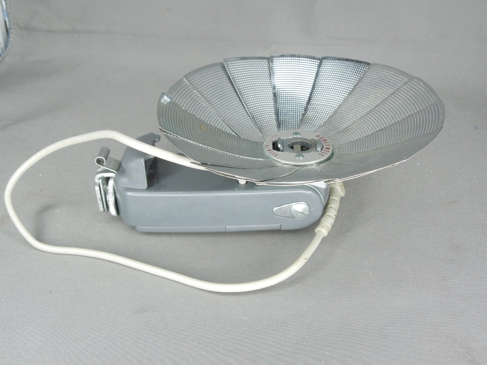 Vintage Honeywell Tilt-A-Mite Camera Equipment Flash Collapsible Fan w/ Case Jap