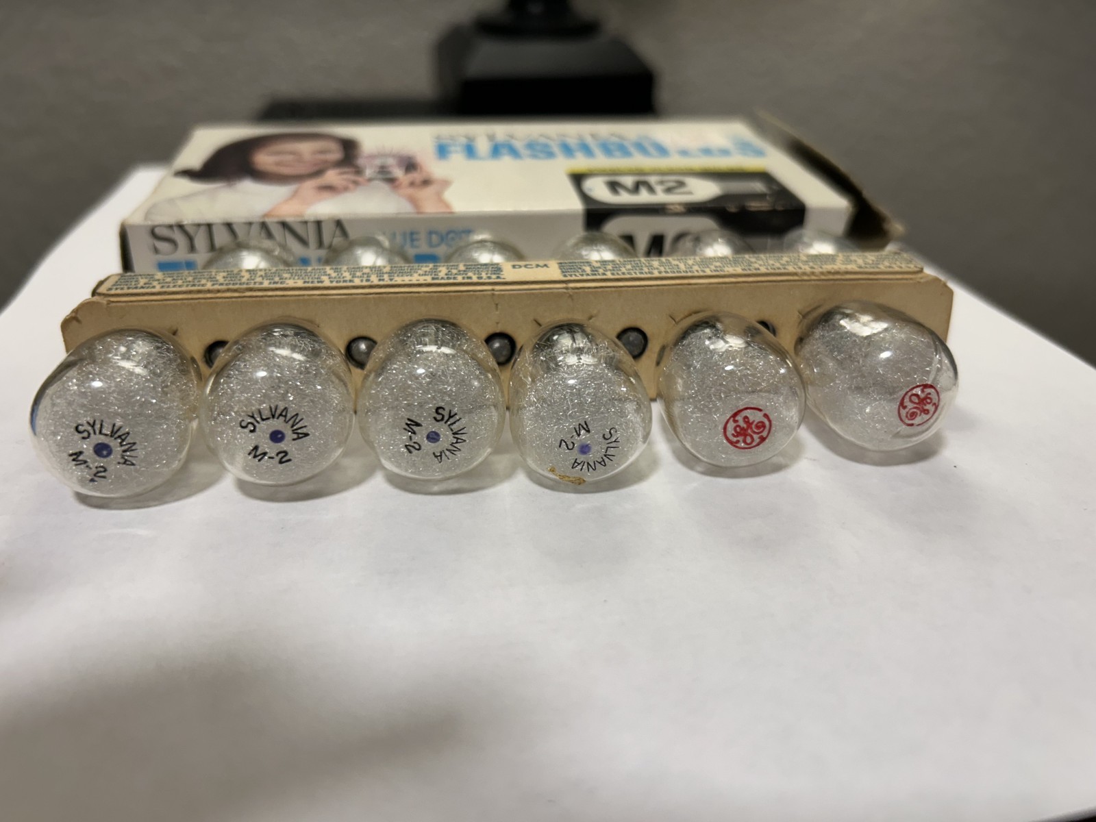 VINTAGE (8) Sylvania Blue Dot Flashbulbs M2B, (4 GE) Flash Camera Bulbs