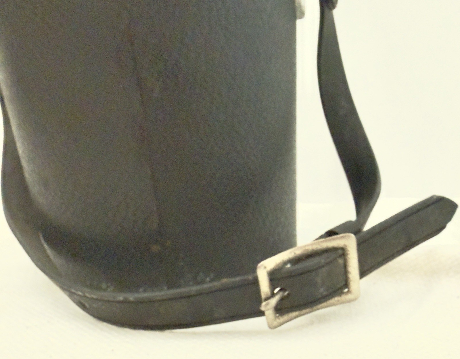 Vivitar Vintage Black Vinyl Circular Padded Lens Case 6’’H 3”diameterStrap Japan