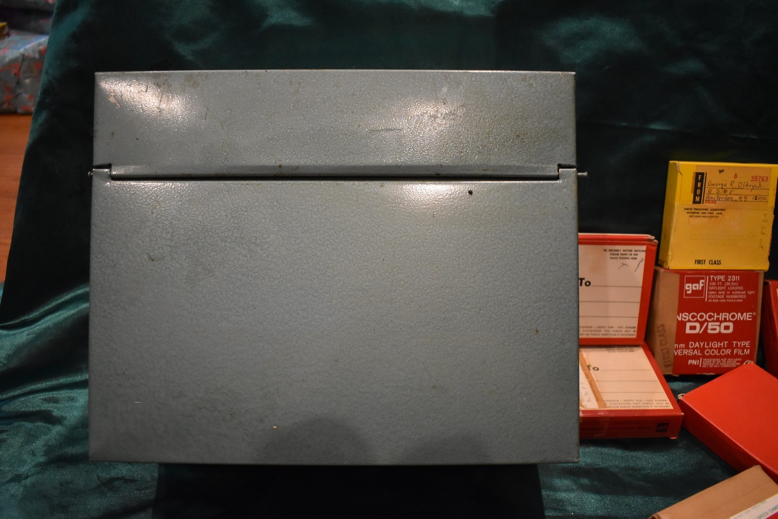 VINTAGE 16MM/8 MM METAL FILM CARRYING CASE w/Home 16mm Film/Canisters