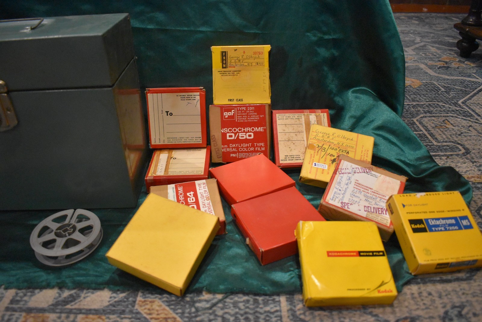 VINTAGE 16MM/8 MM METAL FILM CARRYING CASE w/Home 16mm Film/Canisters