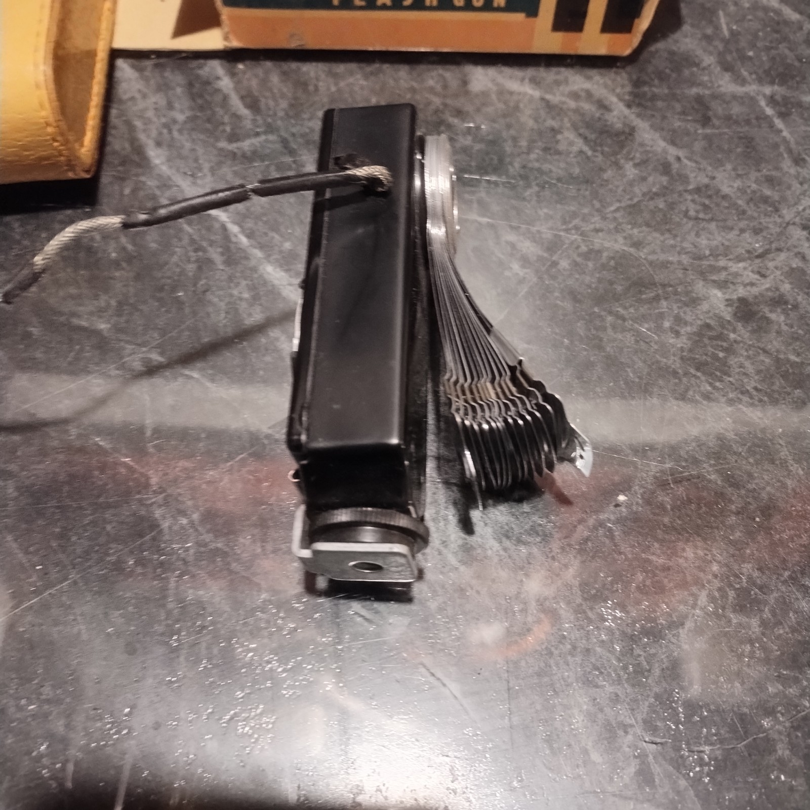 Vintage Fan Flash Unit With Case