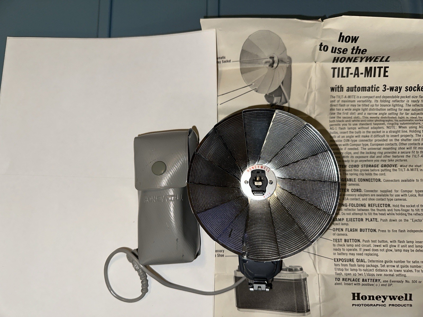 Honeywell Tilt-A-Mite Vintage Flash with case Instructions Made In Japan