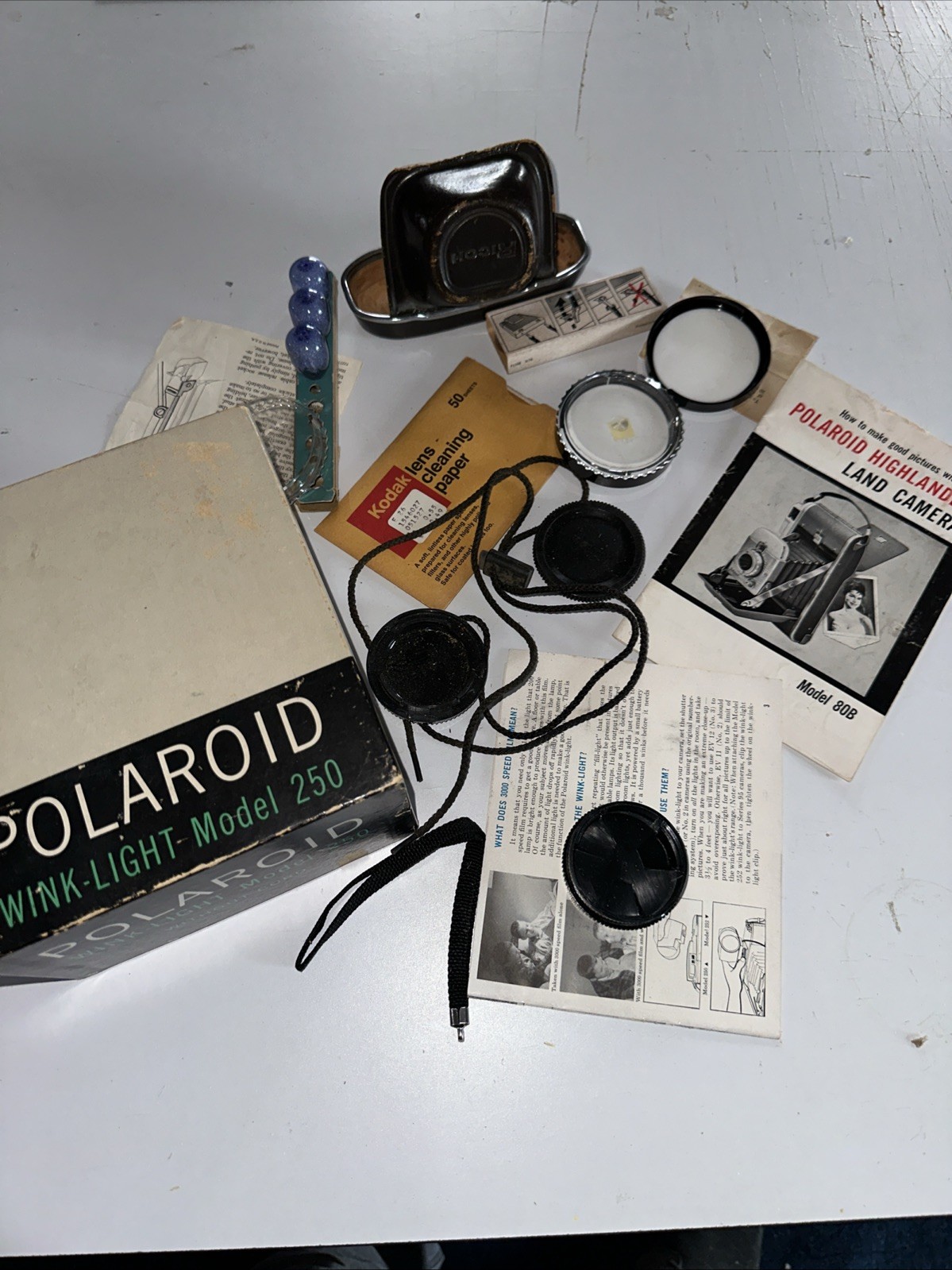 POLAROID WINK LIGHT MODEL 250 VINTAGE CAMERA ACCESSORIES LOT Flash Bulbs Kodak