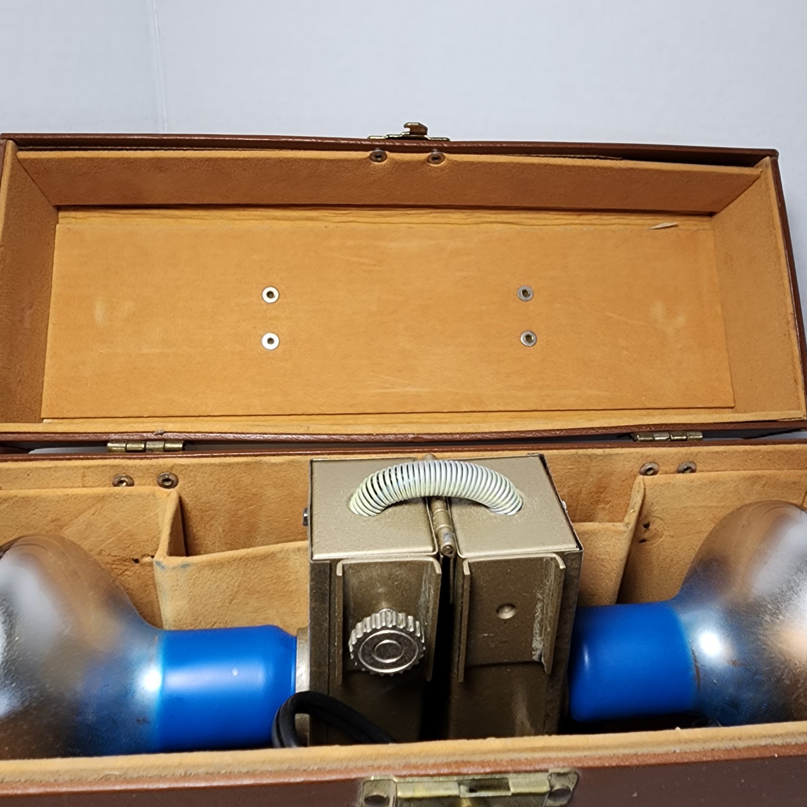 Vintage Sylvania Movie Lights; 375 watts; W/Carrying Case (11 x 12 x 4.5″) Works