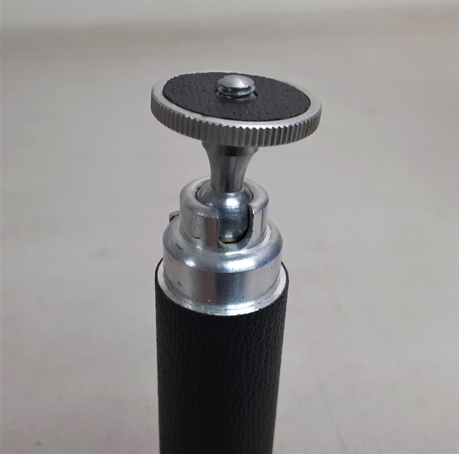 KALCOR 839976 Rotating Head 5 1/2″ Hand Grip Table Top Tripod
