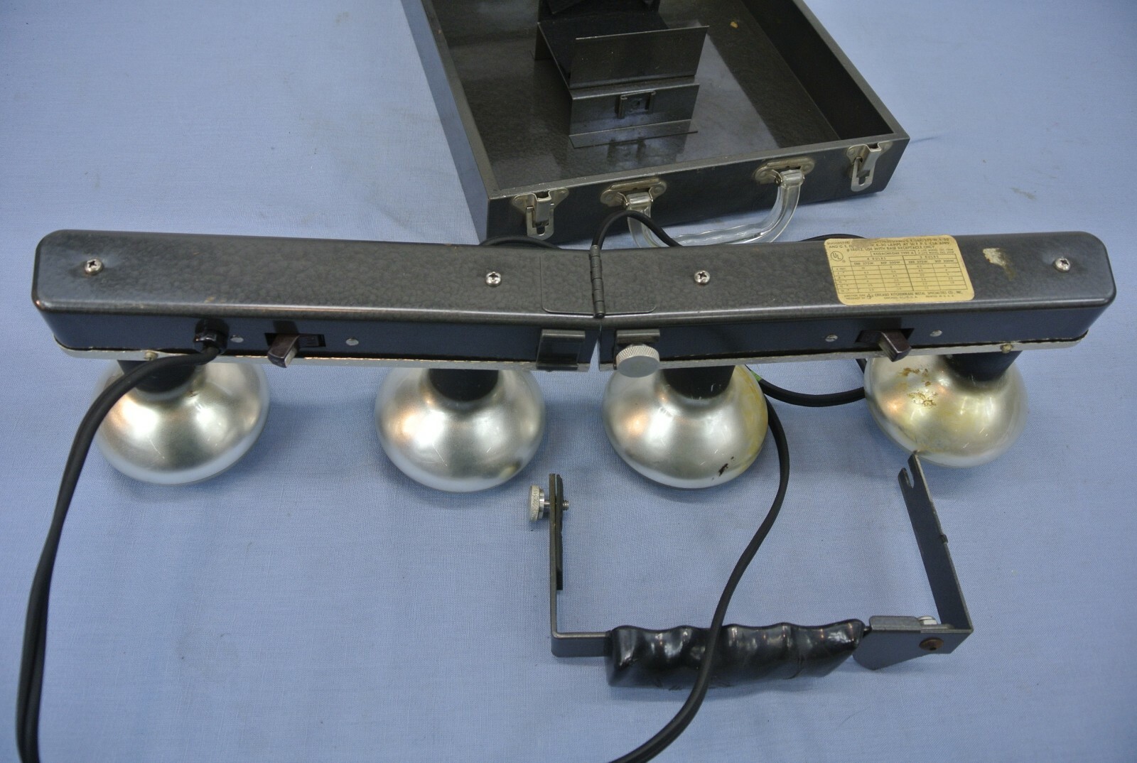 VINTAGE 4 BULB PHOTO LIGHT W/ METAL CASE FOLD-ABLE BAR Kodachrome type A