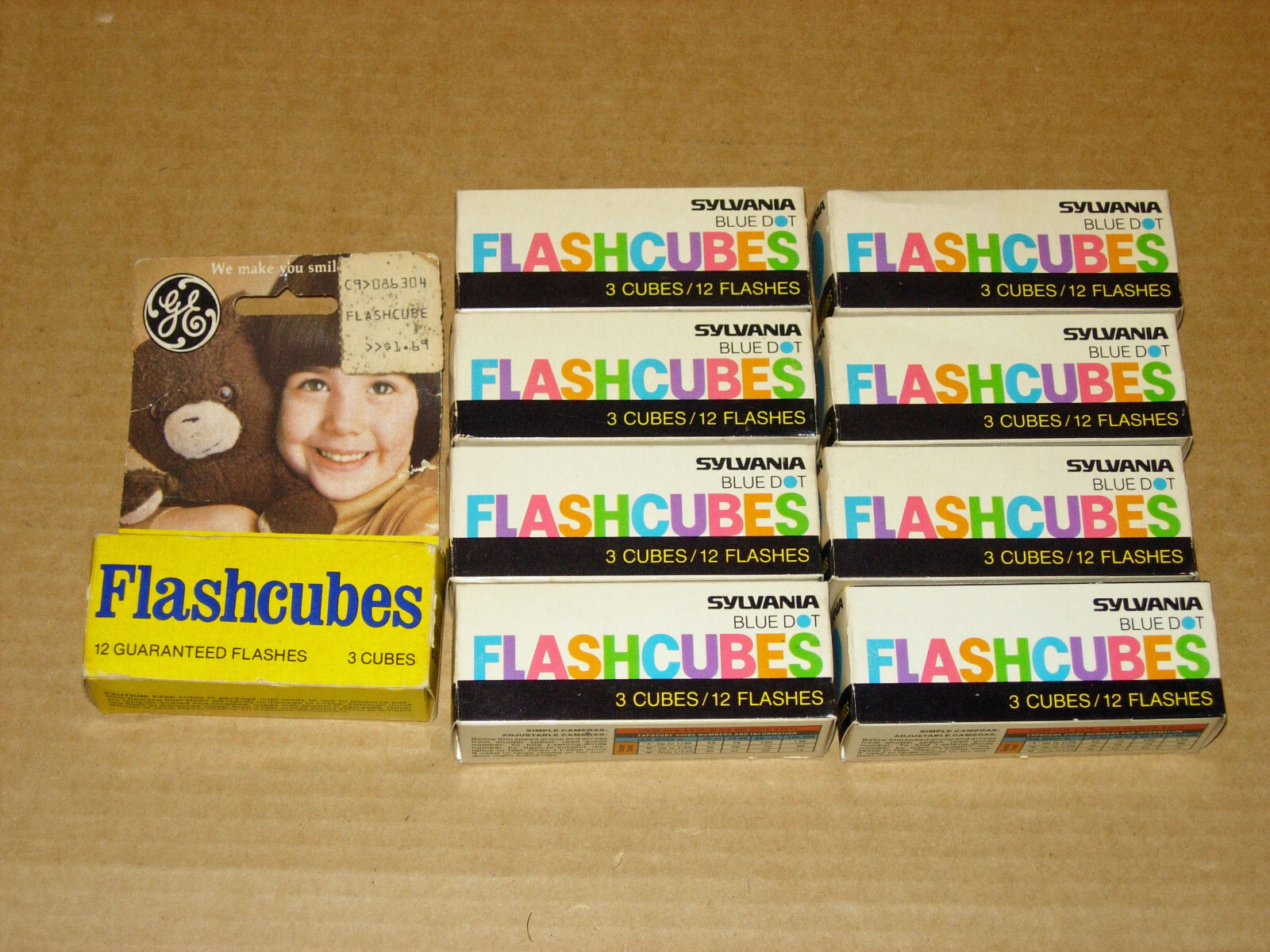 LOT OF NOS SYLVANIA BLUE DOT AND GE FLASHCUBES (9 PACKS, 26 CUBES, 104 FLASHES)