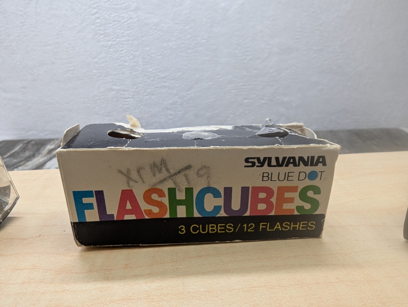 Vintage Sylvania Blue Dot Flash Cubes In Box And Loose. 9 Cubes . 4 Flash🧡💜🤎